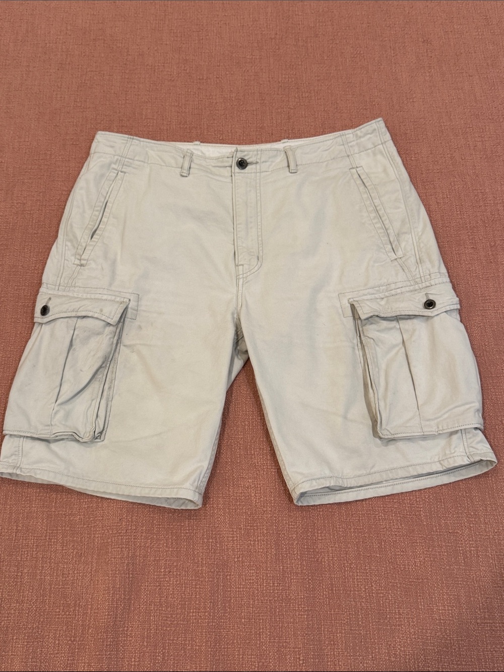 Levi’s Men's Cargo Shorts in Light Beige cargo pockets - fair condition stained
